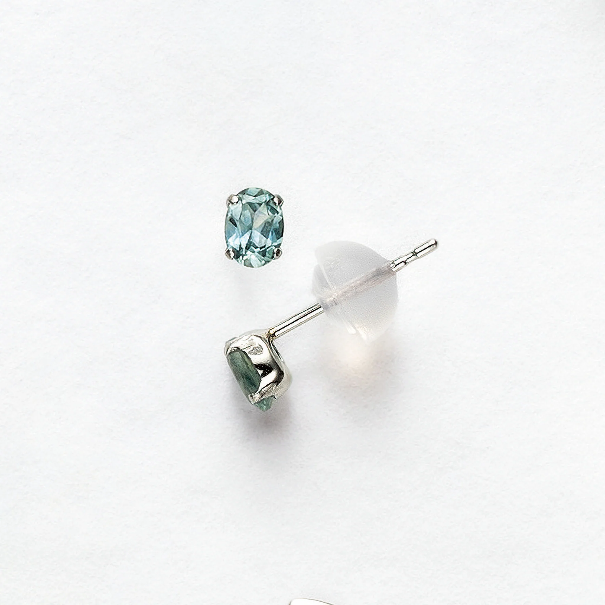 ファーストピアスにもおすすめ 。セラミックピアスや、シンプルスタッドピアス＜ギフト＞